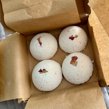 Afbeelding in Gallery-weergave laden, Shower steamers in a brown box, featuring four 25g steamers with floral accents.

