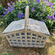 Carica l'immagine nel visualizzatore di Gallery, Hamper in white washed willow, Provence open work design
