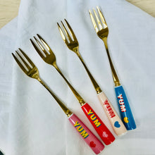 Afbeelding in Gallery-weergave laden, Emily Brooks &#39;Yum&#39; set of four cake forks
