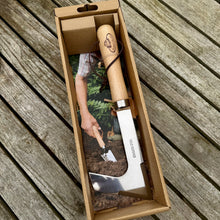 Afbeelding in Gallery-weergave laden, Wooden patio weeder in a cardboard box on a wooden surface
