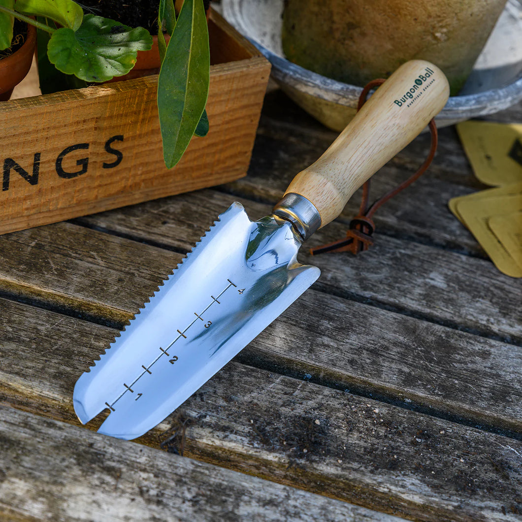 RHS endorsed weeding trowel