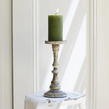 Indlæs billede til gallerivisning Pillar candle holder in white gold large size with a green candle, showcasing elegance and charm in interior decor.

