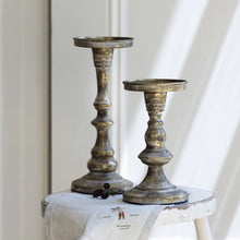 Indlæs billede til gallerivisning Elegant small pillar candle holder in white gold, featuring a classic turned silhouette for traditional charm.
