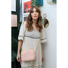 Carica l&#39;immagine nel visualizzatore di Gallery, Personalised Elie Beaumont blush pink bag with a gold chain strap
