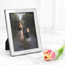 Charger l'image dans la galerie, Personalised silver plated photo frame featuring a mother and daughter walking together.
