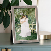 Charger l'image dans la galerie, Personalised silver plated photo frame showcasing a couple's portrait with engraved names and date.
