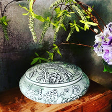 Indlæs billede til gallerivisning Oriental Style lidded bowl
