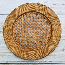 Charger l&#39;image dans la galerie, Balinese round rattan charger plate / place mat
