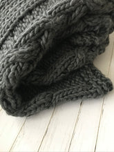 Load image into Gallery viewer, Luxe chunky cable throw
