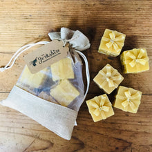 Carica l&#39;immagine nel visualizzatore di Gallery, Gift pack of 5 beeswax Christmas candles
