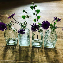 Indlæs billede til gallerivisning A set of four little bottle vases
