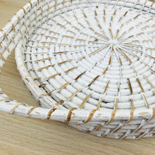 Afbeelding in Gallery-weergave laden, White wash round rattan tray
