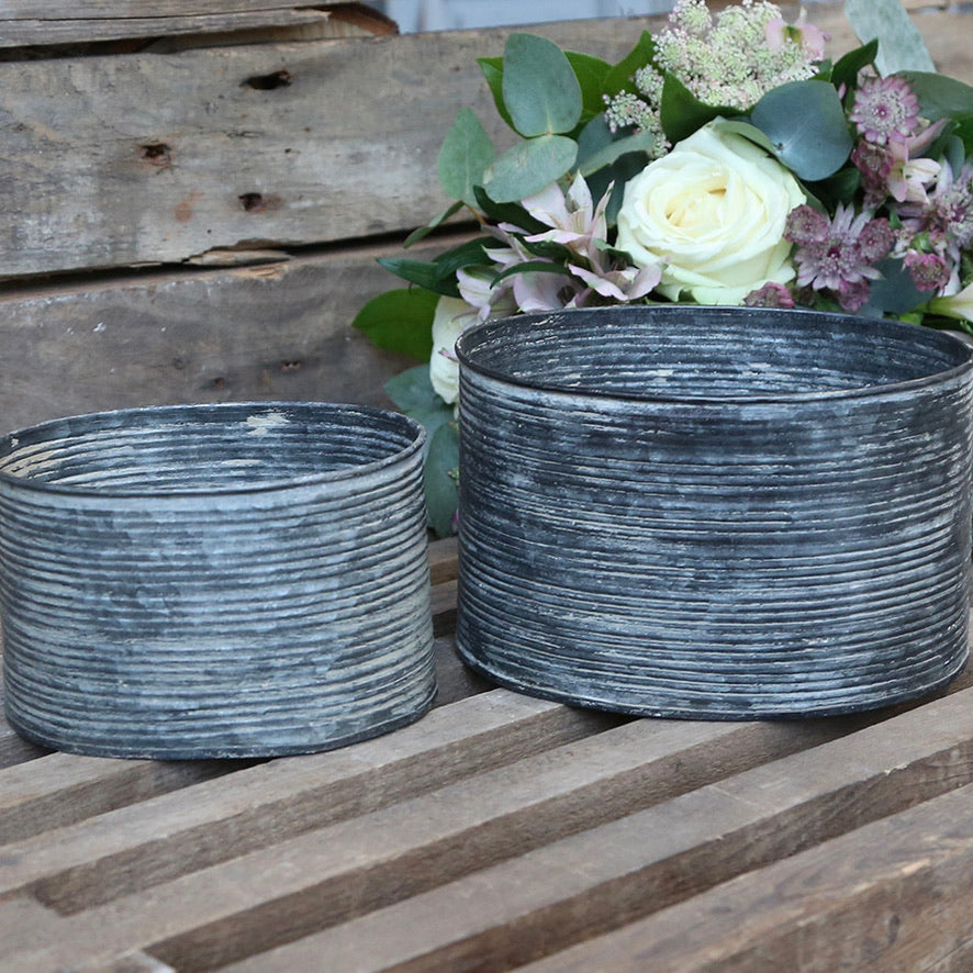 Set of two grooved zinc planters