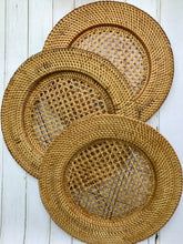 Charger l&#39;image dans la galerie, Balinese round rattan charger plate / place mat
